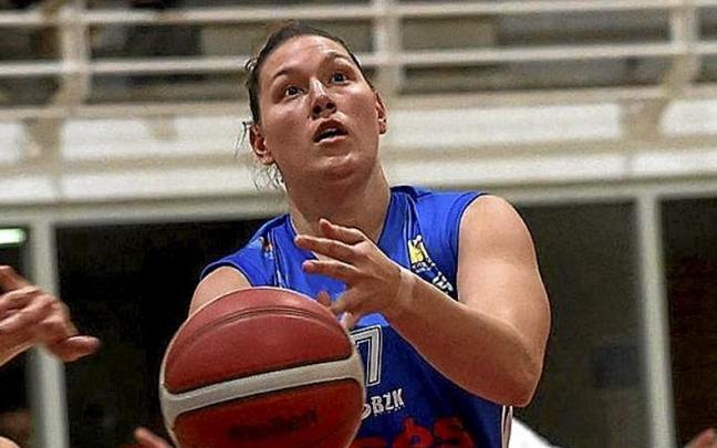 Diana Cabrera, entrando a canasta.