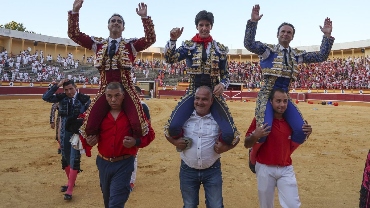 Desde la izquierda, ‘El Fandi’, Esaú Fernández y Antonio Ferrera son paseados a hombros tras la primera corrida de feria tudelana.