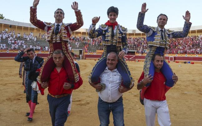 Desde la izquierda, ‘El Fandi’, Esaú Fernández y Antonio Ferrera son paseados a hombros tras la primera corrida de feria tudelana.