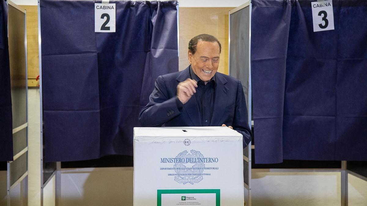 Berlusconi votando en las elecciones de Lombardía.