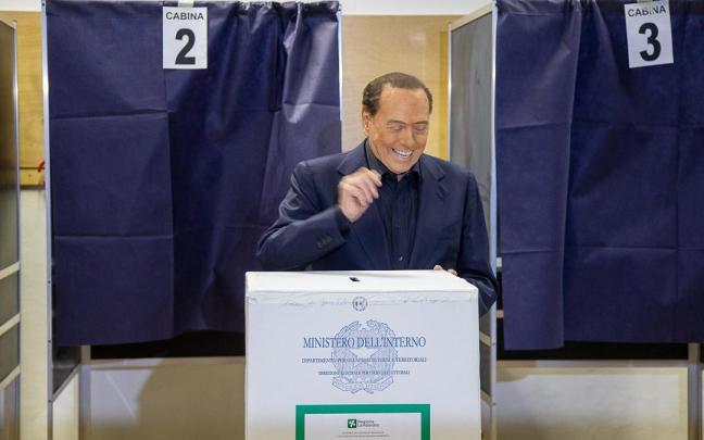 Berlusconi votando en las elecciones de Lombard&iacute;a.