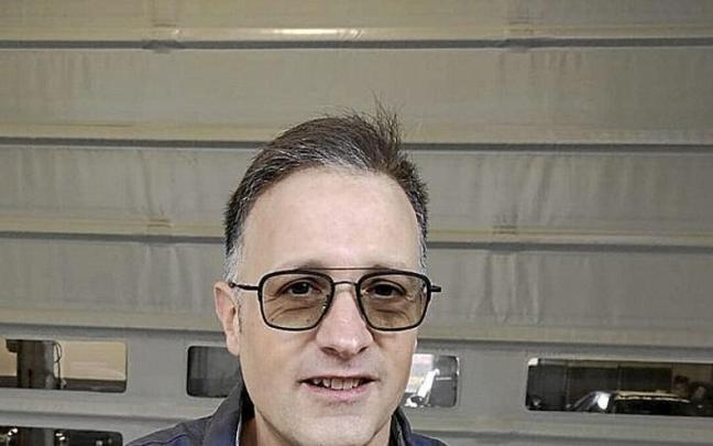 Salegi, con una reproducci&oacute;n a escala de la gr&uacute;a de su abuelo.