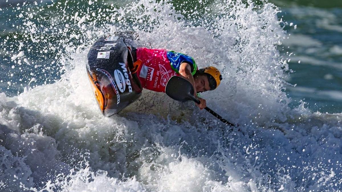 Un deportista de kayak surf, en plena acción.