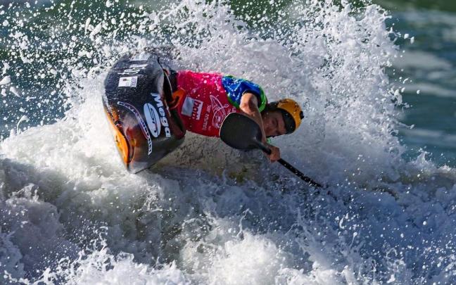 Un deportista de kayak surf, en plena acción. Un deportista de kayak surf, en plena acción.