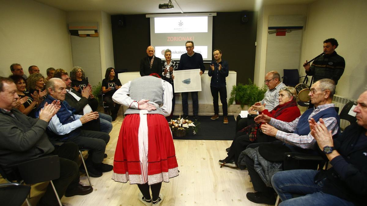 Momento del homenaje y de la entrega del premio a Euskalerria Irratia.