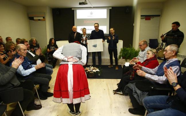 Momento del homenaje y de la entrega del premio a Euskalerria Irratia.