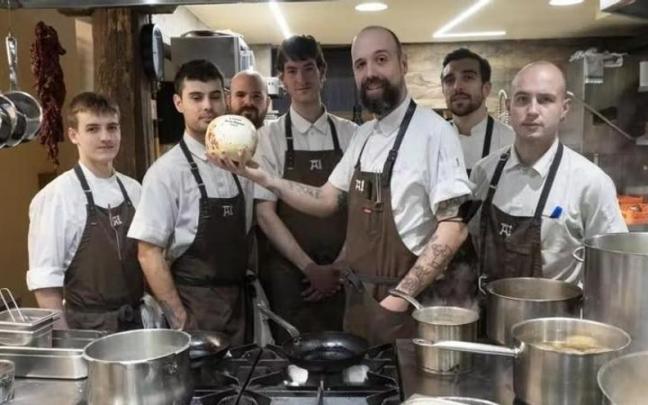 Edorta Lamo, junto a su plantilla