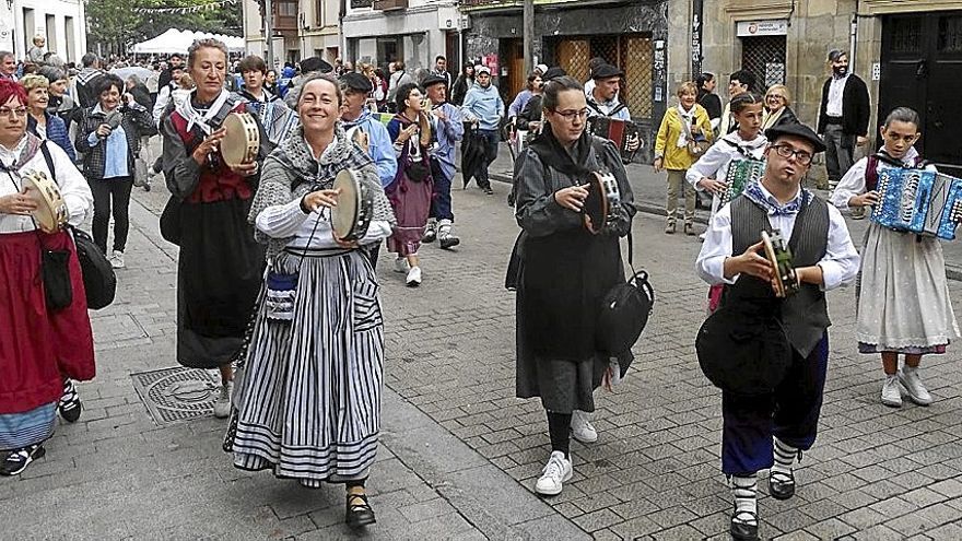 Trikitilaris de Leizarra Musika Eskola ponen la nota de color a la fiesta en Aretxabaleta.