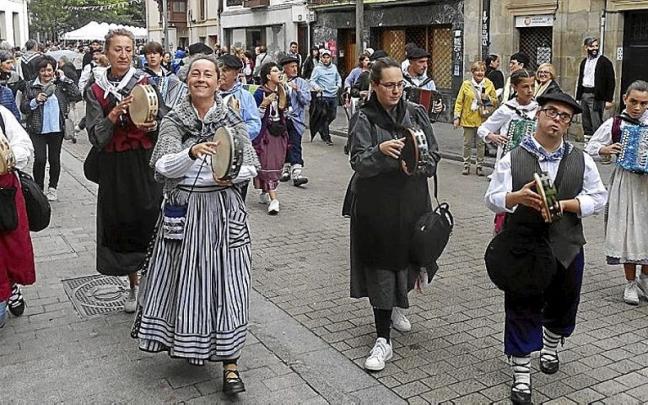 Trikitilaris de Leizarra Musika Eskola ponen la nota de color a la fiesta en Aretxabaleta. Trikitilaris de Leizarra Musika Eskola ponen la nota de color a la fiesta en Aretxabaleta.