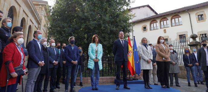 La plana mayor del PP de la CAV, con su presidente, Carlos Iturgaiz, al frente, celebra en la Casa de Juntas de Gernika el aniversario del Estatuto.