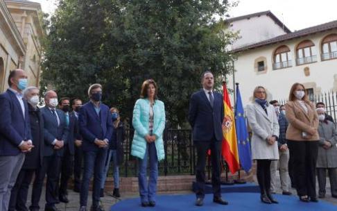 La plana mayor del PP de la CAV, con su presidente, Carlos Iturgaiz, al frente, celebra en la Casa de Juntas de Gernika el aniversario del Estatuto. La plana mayor del PP de la CAV, con su presidente, Carlos Iturgaiz, al frente, celebra en la Casa de Juntas de Gernika el aniversario del Estatuto.