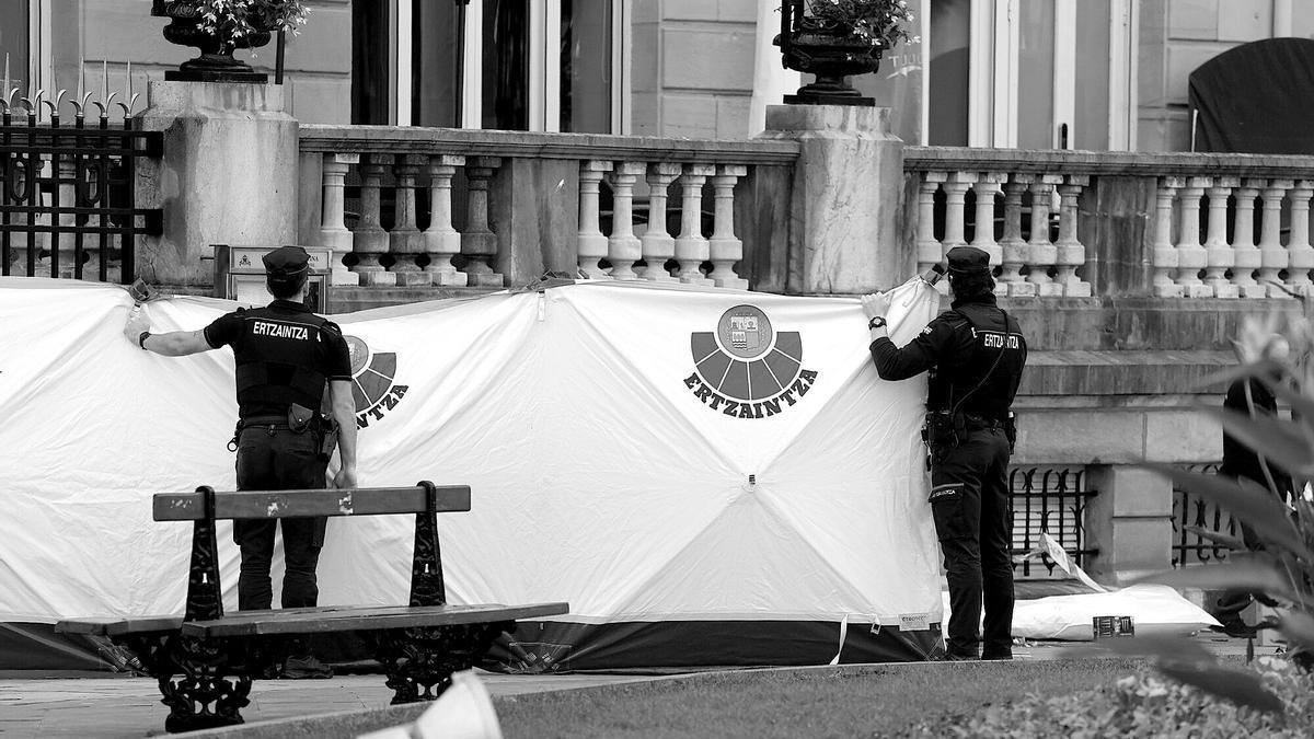 La Ertzaintza, investigando el apuñalamiento mortal de ayer en Donostia. | FOTO: IKER AZURMENDI