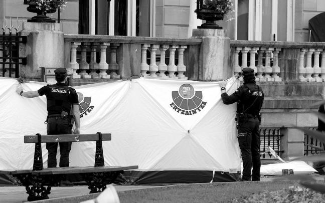La Ertzaintza, investigando el apuñalamiento mortal de ayer en Donostia. | FOTO: IKER AZURMENDI