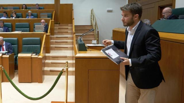 El parlamentario de Elkarrekin Podemos David Soto, al terminar su intervención de ayer en el Parlamento.