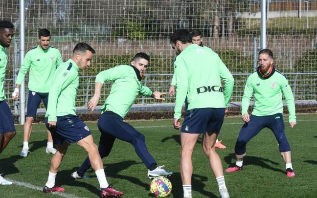 Sancet disputa el bal&oacute;n a Berenguer y Lekue en presencia de I&ntilde;aki Williams, Yuri Berchiche, I&ntilde;igo Mart&iacute;nez y Muniain.