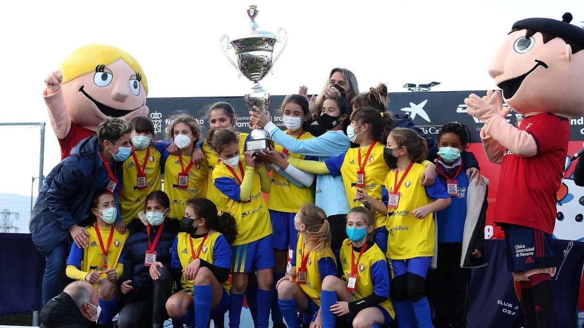 Las jugadoras del Luis Amigó, campeonas del Torneo femenino de la pasada edición, levantando el trofeo.