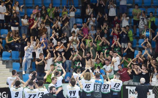 El público de Anaitasuna felicita a sus jugadores.