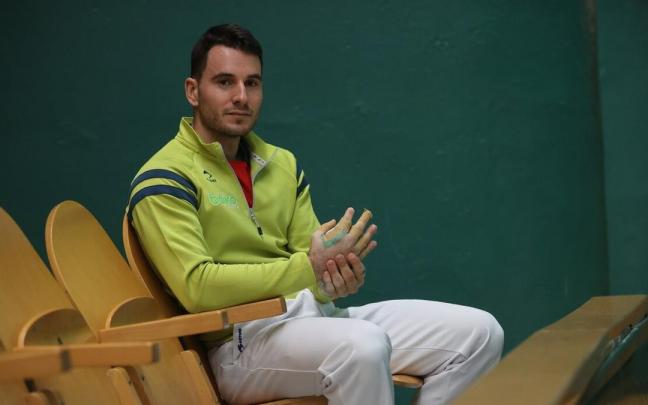 Ander Imaz posa en las butacas de cancha del Labrit de Iruñea. Ander Imaz posa en las butacas de cancha del Labrit de Iruñea.