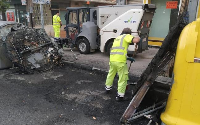 Dos incendios han calcinado siete contenedores en Sopela