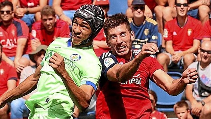 David García pugna con Gastón, en el Osasuna-Getafe.