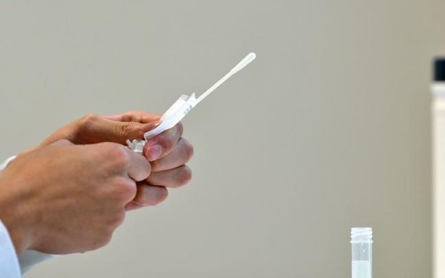 Imagen de archivo de una prueba para la infección por SARS-CoV-2. Imagen de archivo de una prueba para la infección por SARS-CoV-2.