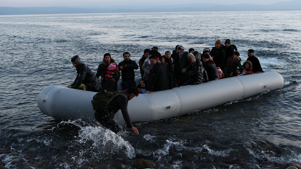 Una embarcación con migrantes llega a la isla griega de Lesbos.