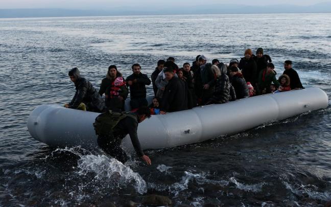Una embarcación con migrantes llega a la isla griega de Lesbos. Una embarcación con migrantes llega a la isla griega de Lesbos.