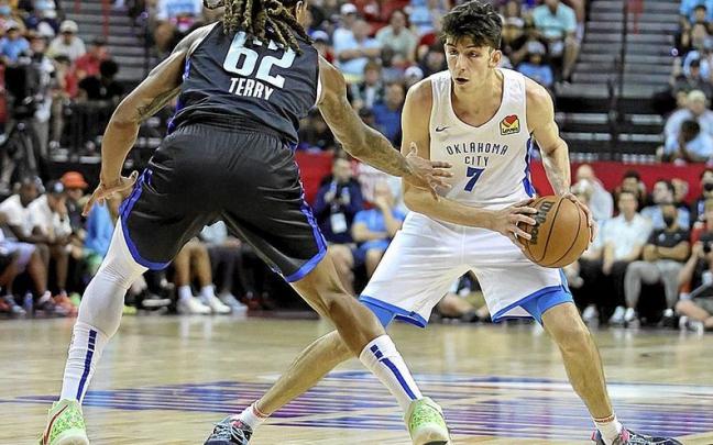 Chet Holmgren encara a Emanuel Terry en un encuentro de la Summer League.