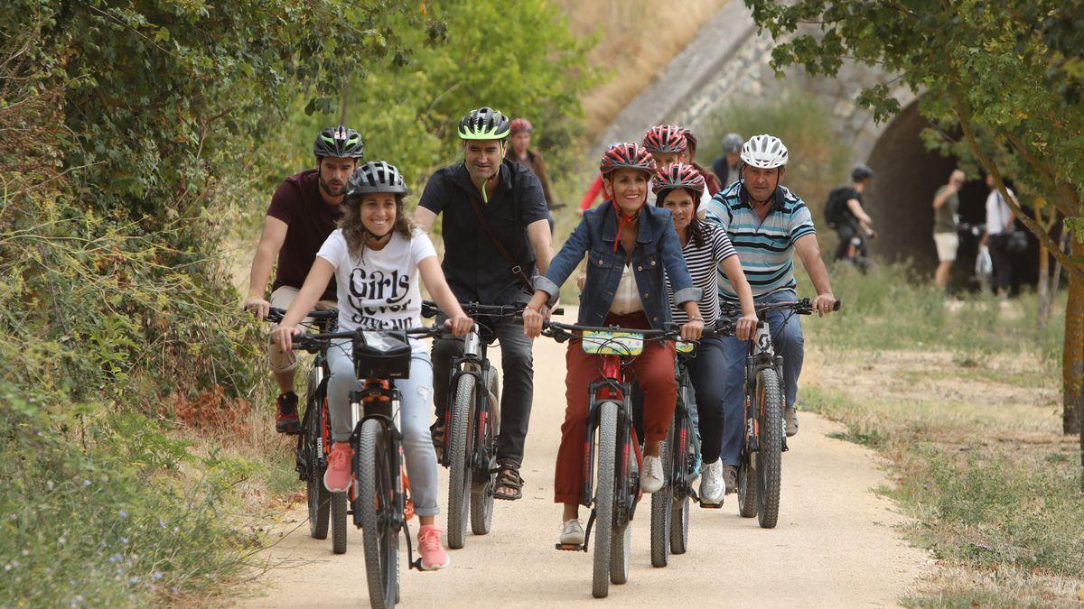 María Chivite, Berta Miranda, Mª José Calvo y Koldo Leoz, durante su visita a la ruta ciclable de Villatuerta.