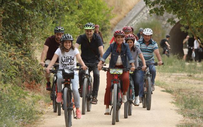 María Chivite, Berta Miranda, Mª José Calvo y Koldo Leoz, durante su visita a la ruta ciclable de Villatuerta. María Chivite, Berta Miranda, Mª José Calvo y Koldo Leoz, durante su visita a la ruta ciclable de Villatuerta.