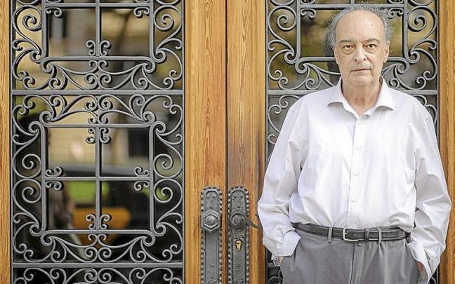 Enrique Vila-Matas ha vuelto a la actualidad literaria. Enrique Vila-Matas ha vuelto a la actualidad literaria.