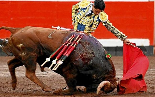 Un muletazo de alivio de Víctor Hernández. | FOTOS: OSKAR GONZÁLEZ