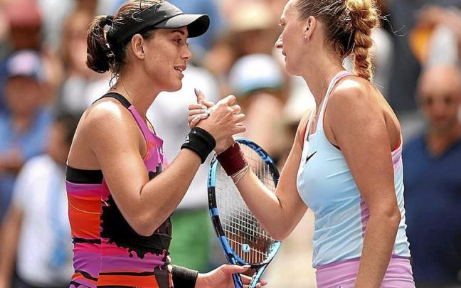 Muguruza felicita a Kvitova tras su emocionante partido de ayer en Nueva York. | FOTO: AFP Muguruza felicita a Kvitova tras su emocionante partido de ayer en Nueva York. | FOTO: AFP