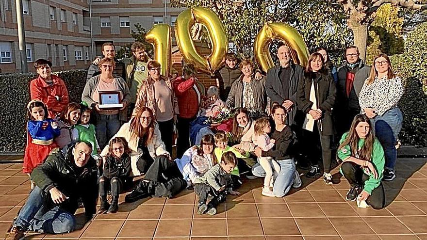 La adrianesa centenaria posa con su familia y junto a las autoridades locales.