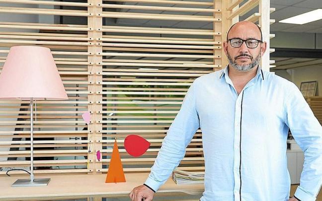 Jes&uacute;s Mu&ntilde;oz a la entrada de la sede de Gasargi ubicada en el n&uacute;mero 15 de la calle Pintor Teodoro Dublang en Vitoria-Gasteiz.