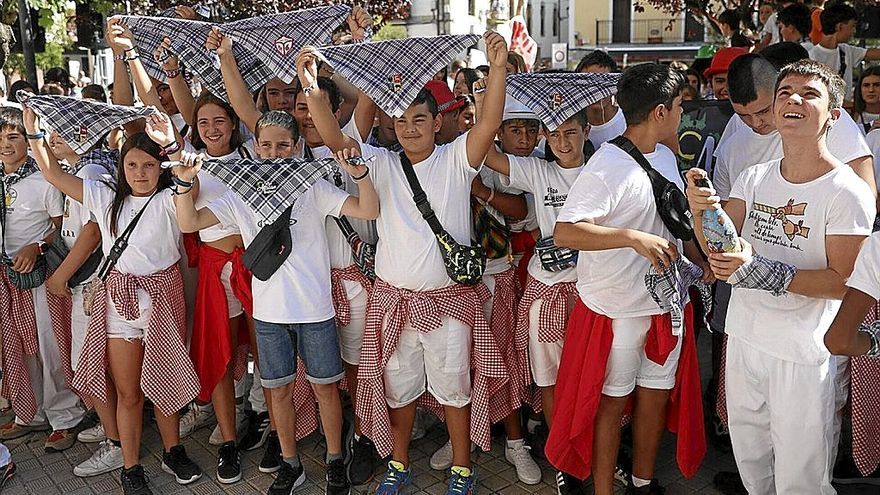 La chavalería preparada para dar comienzo a las fiestas más esperadas.