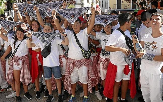La chavalería preparada para dar comienzo a las fiestas más esperadas.