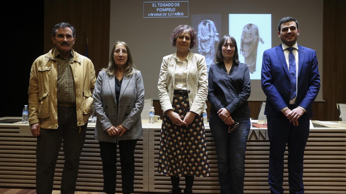 Jesús Sesma, arqueólogo del Gobierno de Navarra; Susana Irigaray, directora del Servicio de Museos; Rebeca Esnaola, consejera de Cultura y Deporte; Paloma Otero, Museo Arqueológico Nacional; Luis Romero, Universidad de Navarra.