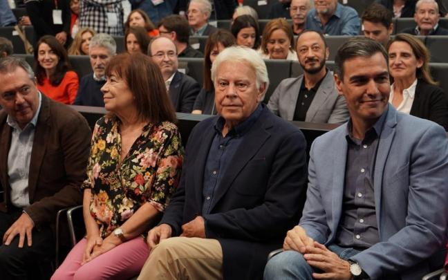 Pedro Sánchez, junto a Felipe González. Pedro Sánchez, junto a Felipe González.