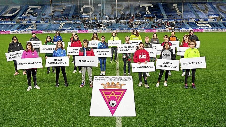 Antes del comienzo del partido disputado ayer en Mendizorroza ante Chile, todas las jugadoras de la Euskal Selekzioa portaron una pancarta en favor de la oficialidad de la selección vasca mientras los aplausos arreciaban en las gradas.