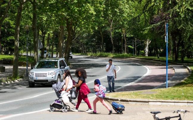 Una familia atraviesa la calle Iturritxu. Una familia atraviesa la calle Iturritxu.