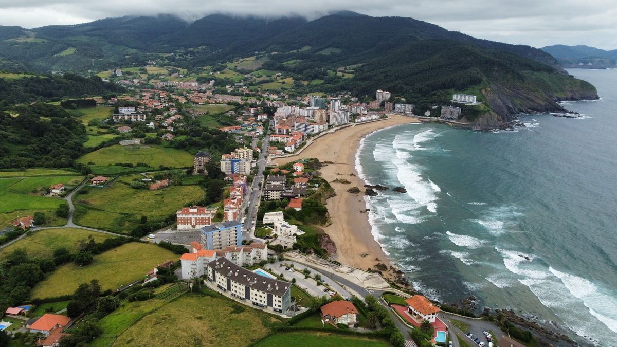 Vista panorámica del litoral costero del municipio de Bakio.