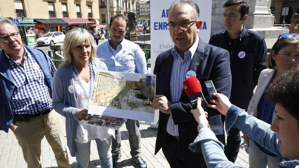 Enrique Maya, de campaña electoral en 2015 presentando su propuesta sobre la peatonalización del paseo de Sarasate.