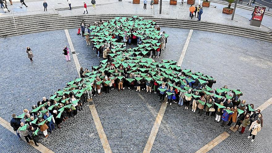 Más de 400 personas se movilizaron ayer en un Lazo Humano contra el cáncer en Bilbao en un acto simbólico. | FOTO: OSKAR GONZALEZ