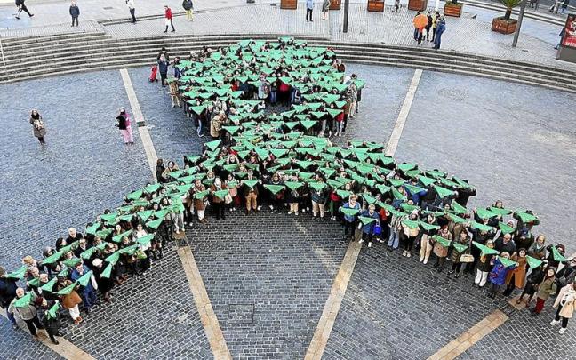 Más de 400 personas se movilizaron ayer en un Lazo Humano contra el cáncer en Bilbao en un acto simbólico. | FOTO: OSKAR GONZALEZ Más de 400 personas se movilizaron ayer en un Lazo Humano contra el cáncer en Bilbao en un acto simbólico. | FOTO: OSKAR GONZALEZ