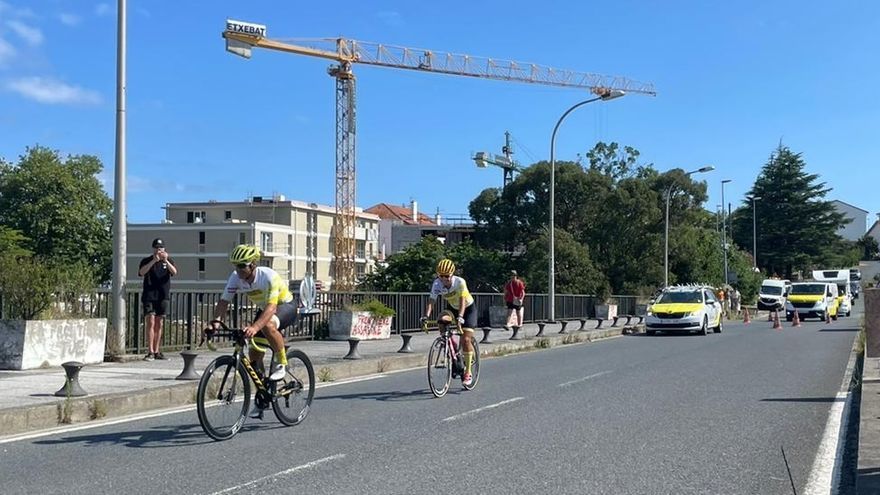 Los ultrafondistas Ziortza Villa y Julián Sanz llegan a Gipuzkoa con el trofeo de ganador del Tour de Francia 2023