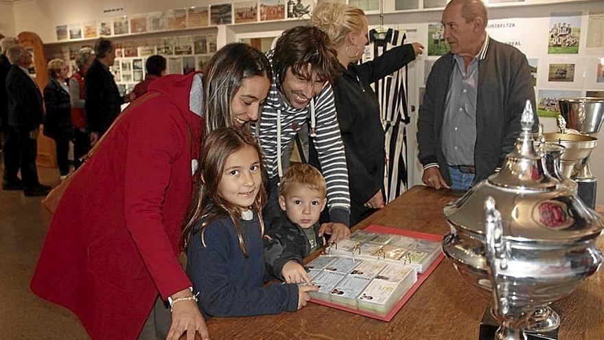 El exjugador Iñaki Górriz, de Pamplona, visitó la exposición del CD Urroztarra con su mujer, Leire Escalada y sus hijos Naia y Xabi.