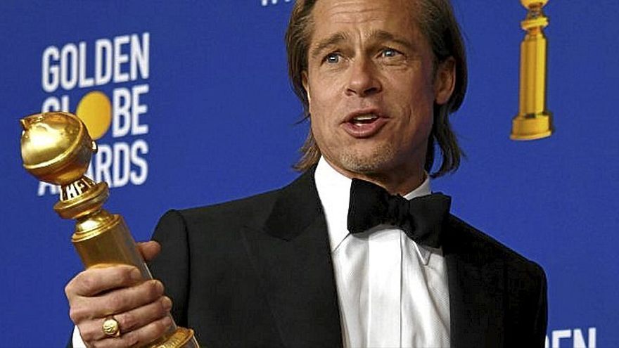 En la imagen, Brad Pitt recibiendo un Globo de Oro.