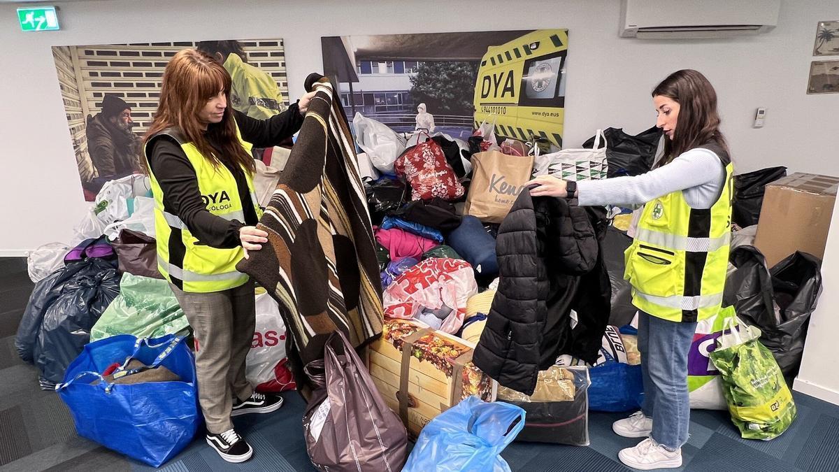 Donaciones de ropa de invierno para las víctimas del terremoto en la sede de la DYA en Bilbao