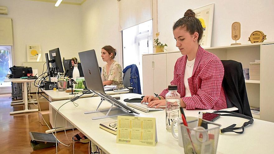 Dos mujeres j&oacute;venes desarrollando sus funciones en su puesto de trabajo.